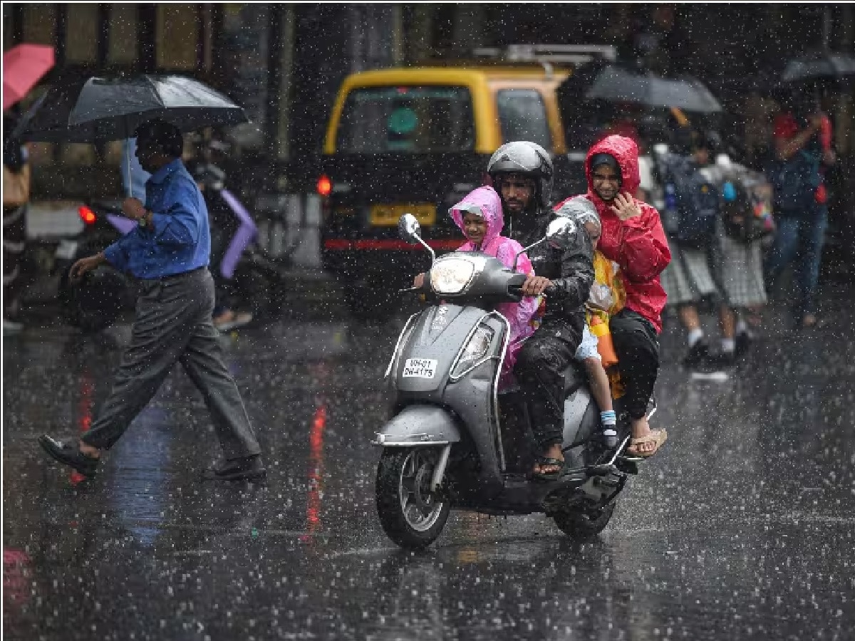 শুক্রবার উত্তরবঙ্গে ভারী বৃষ্টির পূর্বাভাস একাধিক জেলায়। শুক্রবার পার্বত্য অঞ্চলের দার্জিলিং, কালিম্পং আলিপুরদুয়ার ও জলপাইগুড়ি জেলায় বাড়ি থেকে অতি ভারী বৃষ্টির পূর্বাভাস। কোচবিহার উত্তর ও দক্ষিণ দিনাজপুর এবং মালদহ জেলায় ভারী বৃষ্টির পূর্বাভাস শুক্রবার।