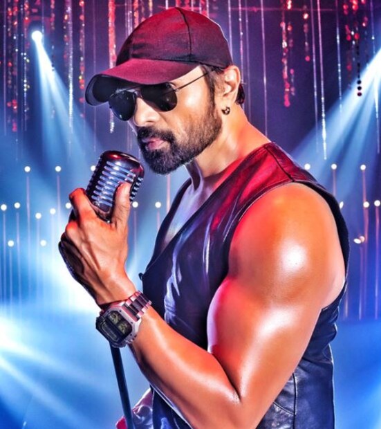কর্মক্ষেত্রে তিনি যেমন সর্বগুণ সম্পন্ন, তেমন তাঁর ব্যক্তিগত জীবনেও রয়েছে নানা কেচ্ছা কাহিনি৷ 