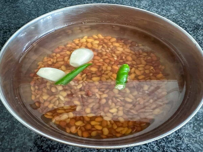 ঘোড়ার ছোলা কীভাবে খাবেন:সদগুরুর মতে, ঘোড়ার ছোলা যখন অঙ্কুরিত হয়, তখন তা আরও শক্তিশালী হয়। এটি খাওয়ার আগে এটি অঙ্কুরিত করতে হবে। এজন্য একটি পাত্রে জলে ছোলা রাখুন। ৬ থেকে ৮ ঘণ্টা রেখে দিন। এবার একটি সাদা কাপড় নিয়ে তাতে বেঁধে নিন।