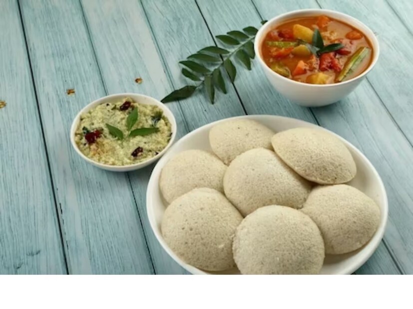 ইডলি মূলত চাল ও উরদ ডাল দিয়ে তৈরী হয়। যা প্রোটিন ও ফাইবারের এক উল্লেখযোগ্য উৎস। এর ফলে এর থেকে প্রয়োজনীয় প্রোটিন পাওয়া যায়। যা পেশি গঠনে সহায়তা করে।