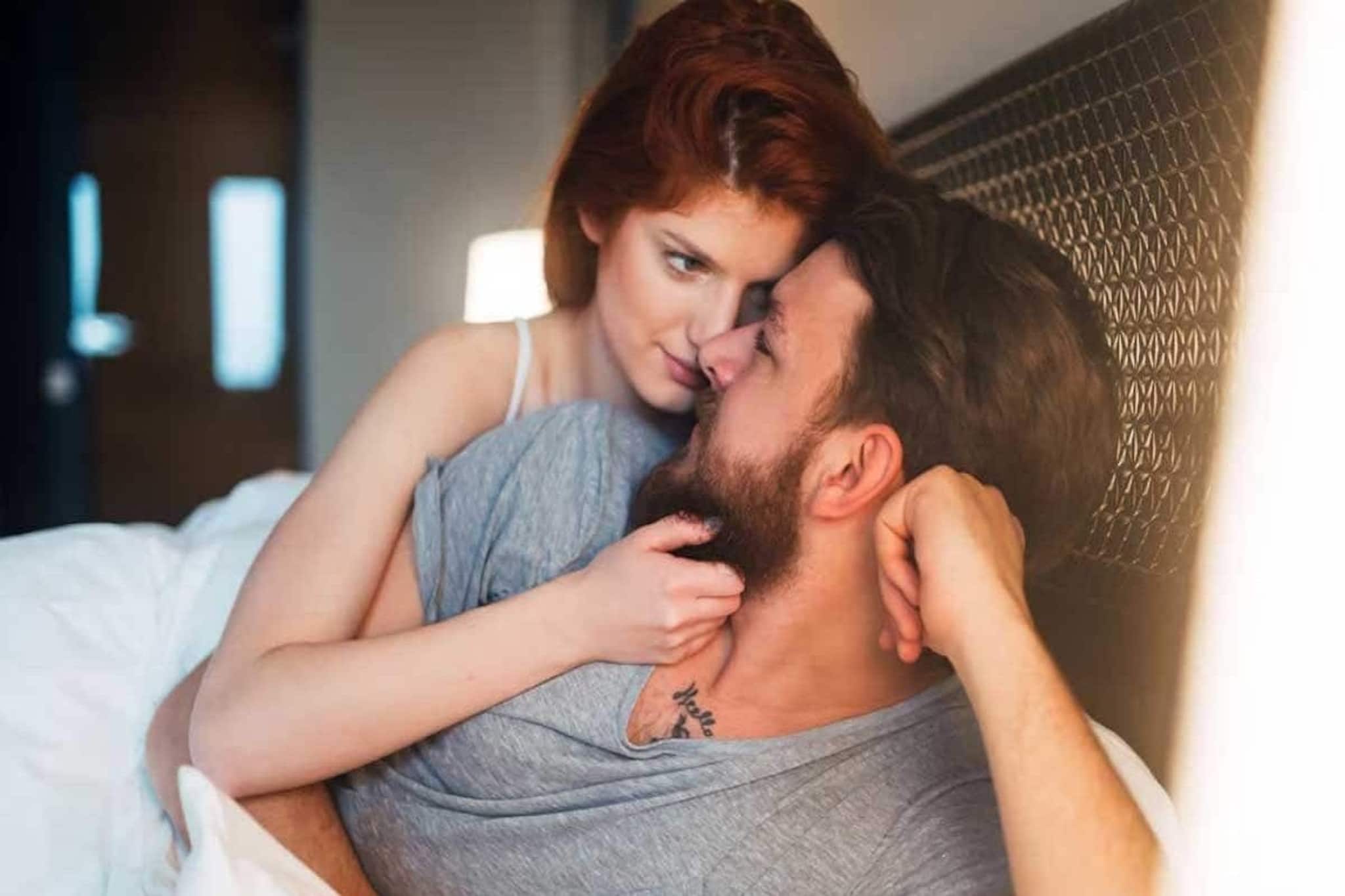 স্বামী স্ত্রীর মধ্যে সম্পর্ক তলানিতে? সকালেই উঠেই করুন এই কাজ, প্রেম আসবেই