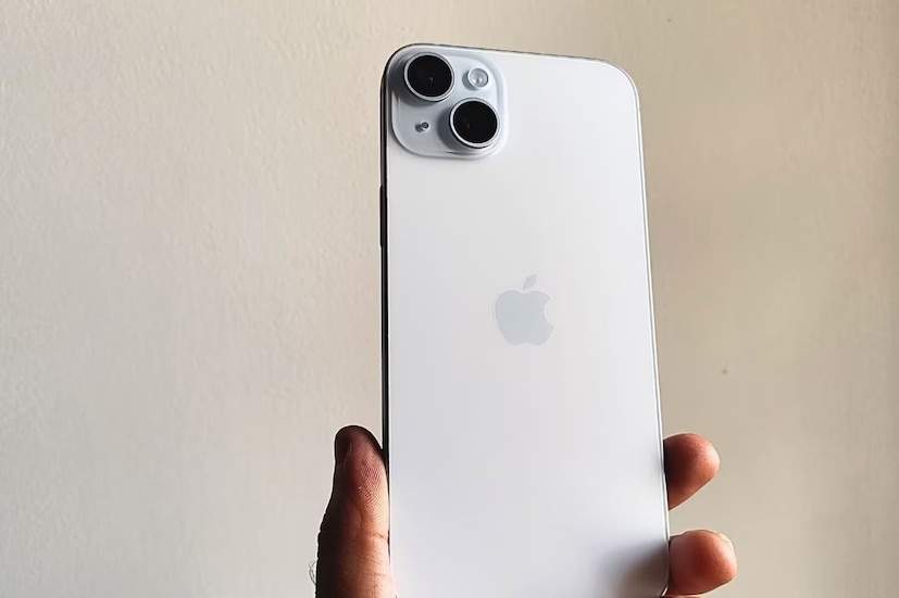 অ্যামাজন বর্তমানে iPhone 15 ১৫ (১২৮ জিবি, কালো) অফার করছে মাত্র ১৫,৬৫০ টাকা ছাড় দিচ্ছে। যাঁরা এই মডেলের কিনতে চান তাঁদের জন্য এটি একটি আকর্ষণীয় সুযোগ তো বটেই। তবে হ্যাঁ, একেবারে এমন অসামান্য মূল্যে iPhone 15 কিনতে এবং অ্যাপলের অত্যাধুনিক প্রযুক্তির উন্নত ফিচারগুলি উপভোগ করতে হলে অবশ্যই কেনাকাটা করার আগে অফারের শর্তাবলী সাবধানে পর্যালোচনা করতে হবে।