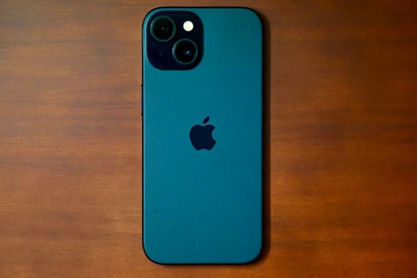 ব্যাটারি লাইফ: অ্যাপল দাবি করে যে iPhone 15-এ &quot;অল ডে ব্যাটারি লাইফ&quot;এর সুবিধে রয়েছে, যদিও ব্যবহারকারীদের মতে এটি গড়ে ৯ ঘন্টার কাছাকাছি ব্যাটারি লাইফ দেয়।