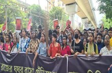  স্বাস্থ্যভবনের সামনে অবস্থান বিক্ষোভ জুনিয়ার ডাক্তারদের
