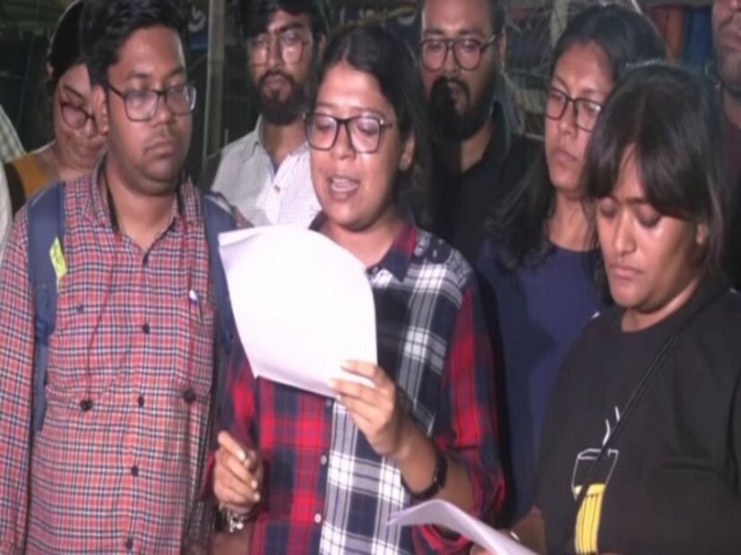দীর্ঘ টালবাহানা শেষে মুখ্যমন্ত্রী মমতা বন্দ্যোপাধ্যায়ের সঙ্গে বৈঠক সারলেন আরজি কর কাণ্ডে আন্দোলনরত জুনিয়র ডাক্তাররা। নবান্নে নয় কালীঘাটে মুখ্যমন্ত্রীর বাড়িতেই হল প্রায় ঘণ্টা দুয়েকের বৈঠক।