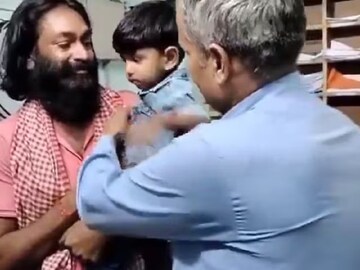 অপহরণকারীর চোখেও জল। ছবি- এক্স
