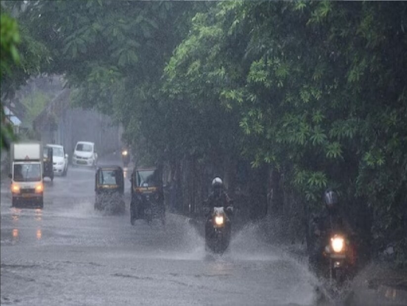 ভারী বৃষ্টির সম্ভাবনা থাকবে কলকাতা, হাওড়া, হুগলি, উত্তর ও দক্ষিণ ২৪ পরগনা, পূর্ব মেদিনীপুর, বীরভূম, মুর্শিদাবাদ ও নদিয়া জেলায়। পশ্চিম মেদিনীপুর, ঝাড়গ্রাম, পুরুলিয়া, বাঁকুড়া এবং পূর্ব ও পশ্চিম বর্ধমান জেলাতেও বৃষ্টি হবে।