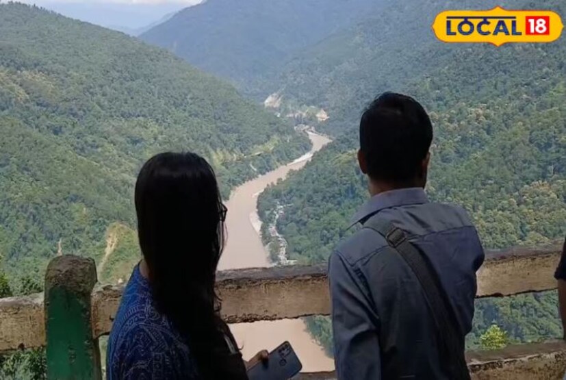 পাহাড়ে ঘুরতে এসে সঞ্চিতা কর চক্রবর্তী বলেন, 'এত মনোরম পরিবেশ এত সুন্দর আবহাওয়া এই জায়গাটি সত্যিই মন ছুয়ে যায়। তাই দেরি না করে প্রকৃতির এই অপরূপ সৌন্দর্য উপভোগ করতে ঘুরে আসতে পারেন এই লাভার্স মিট ভিউ পয়েন্ট।