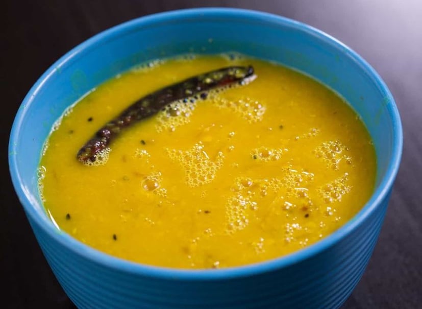রান্না করা মুসুর ডালে প্রোটিনের পরিমাণ:মুসুর ডাল ভারতীয় খাদ্যের একটি গুরুত্বপূর্ণ অংশ। প্রোটিনের একটি ভাল উৎস হিসেবে বিবেচিত হয়। রান্না করা মুসুর ডালে প্রোটিনের পাশাপাশি প্রচুর পরিমাণে ফাইবার, ভিটামিন এবং মিনারেলও থাকে। ডাল রান্না করলে এর পুষ্টিগুণে তেমন প্রভাব পড়ে না। এক কাপ রান্না করা অড়হর ডাল থেকে গড়ে ১৫-১৮ গ্রাম প্রোটিন পাওয়া যায়। যা পেশির বিকাশ এবং শরীরের জন্য প্রয়োজনীয়।