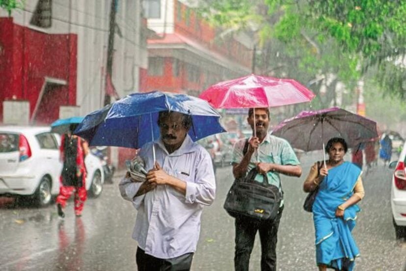 এখন প্রশ্ন বর্ষা কি আদৌ ফিরছে এই মাসেই? কবে ফিরবে বর্ষা? কারণ বর্ষা প্রত্যাহারের সময় যে পথ দিয়ে যায়, সেখানেই প্রবল বৃষ্টি হয়। আবহাওয়া দফতর জানিয়েছে যে এই মরশুমে পশ্চিম রাজস্থান এবং বঙ্গোপসাগর থেকে বর্ষার প্রত্যাহার ২৩ সেপ্টেম্বর থেকে নির্ধারিত হয়েছে।