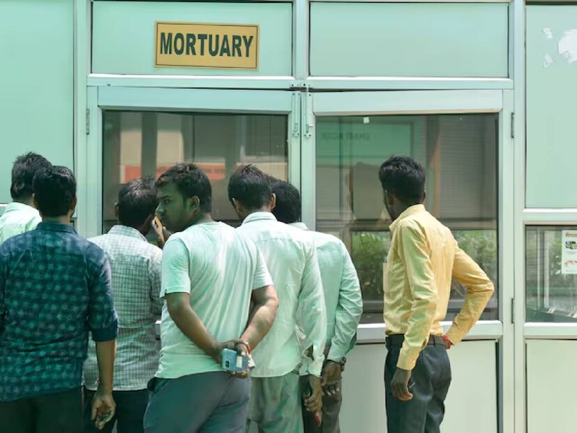 ঘটনাটি ঘটেছে নয়ডার একটি মর্গে। জানা গিয়েছে এই মর্গে প্রতিদিন পাঁচ থেকে সাতটি লাশ আসে। আর এখানেই অটোপসি হয় লাশগুলির। অধিকাংশ ক্ষেত্রেই ফৌজদারি মামলার গুরুত্বপূর্ণ তথ্য সংগ্রহ করা হয় এই ঘর থেকেই।