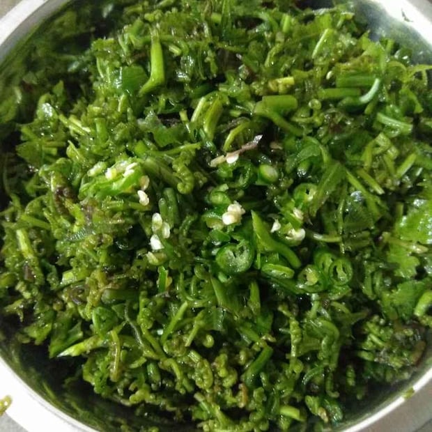 ঢেঁকি ভাজি তৈরির পদ্ধতি:অসমের বিখ্যাত ঢেকি শাক তৈরি করতে প্রথমে ভাজা শাকগুলি নিন এবং টুকরো টুকরো করে নিন। এরপর ছোলা ভিজিয়ে রাখুন যতক্ষণ না ফুলে যায়। এরপর একটি প্যানে তেল দিয়ে মাঝারি আঁচে গরম করুন।