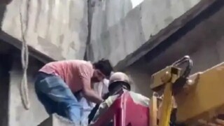 ট্রলির সাহায্যে উদ্ধার করা হয় ওই তরুণীকে। Picture Courtesy- ANI