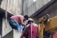 নয়ডায় স্কুটিতে ধাক্কা গাড়ির, উড়ালপুল থেকে সটান নিচে পড়ে গেলেন তরুণী! তারপর?