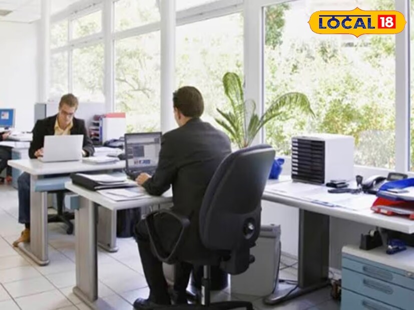 : শুধু বাড়িতেই নয়, অফিসেও মেনে চলুন এই বাস্তু টিপস সাফল্য আসবে তাড়াতাড়ি।বাড়ির পাশাপাশি ব্যবসা কিংবা চাকরিক্ষেত্রে বিশেষ গুরুত্ব রয়েছে বাস্তুশাস্ত্রের। বাস্তুশাস্ত্র মেনে অফিসে কাজকরলে কর্মক্ষেত্রে বিশেষ সৌভাগ্য লাভ হবে। বাস্তুশাস্ত্র বিশারদ পৌষালী গুহ জানান,বাস্তুশাস্ত্র অনুসারে, কর্মস্থলে বাস্তু খারাপ হলে আর্থিক সংকট, সহকর্মীদের সঙ্গে বিবাদ এবং আদালতে মামলার সম্মুখীন হওয়ার সম্ভাবনা থাকে। জানুন সাফল্যে পেতে অফিসের কোন বাস্তু নিয়ম মেনে চলা উচিত।অফিসের শুরুতেই প্রবেশদ্বারের কাছে এমন কর্মচারীদের বসার ঘর থাকা উচিত, যিনি সমস্ত তথ্য দিতে পারেন। : শুধু বাড়িতেই নয়, অফিসেও মেনে চলুন এই বাস্তু টিপস সাফল্য আসবে তাড়াতাড়ি।বাড়ির পাশাপাশি ব্যবসা কিংবা চাকরিক্ষেত্রে বিশেষ গুরুত্ব রয়েছে বাস্তুশাস্ত্রের। বাস্তুশাস্ত্র মেনে অফিসে কাজকরলে কর্মক্ষেত্রে বিশেষ সৌভাগ্য লাভ হবে। বাস্তুশাস্ত্র বিশারদ পৌষালী গুহ জানান,বাস্তুশাস্ত্র অনুসারে, কর্মস্থলে বাস্তু খারাপ হলে আর্থিক সংকট, সহকর্মীদের সঙ্গে বিবাদ এবং আদালতে মামলার সম্মুখীন হওয়ার সম্ভাবনা থাকে। জানুন সাফল্যে পেতে অফিসের কোন বাস্তু নিয়ম মেনে চলা উচিত।অফিসের শুরুতেই প্রবেশদ্বারের কাছে এমন কর্মচারীদের বসার ঘর থাকা উচিত, যিনি সমস্ত তথ্য দিতে পারেন।