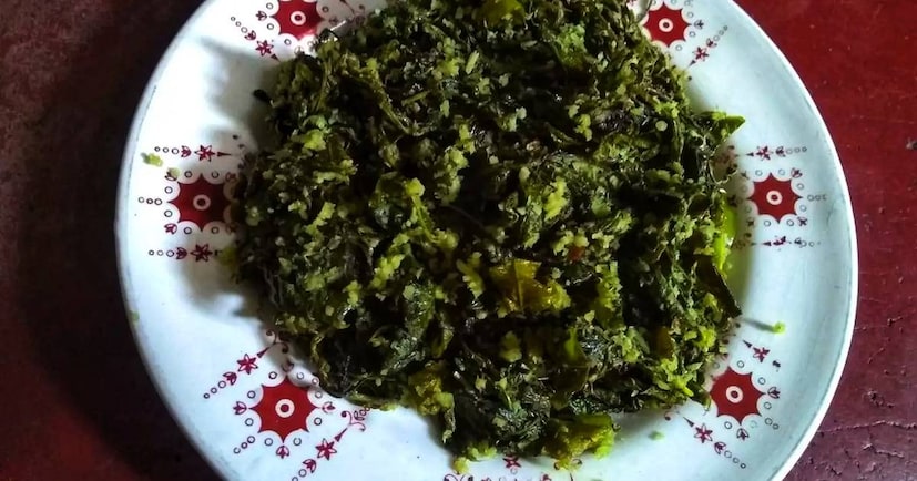 পেঁয়াজের রং সোনালি হতে শুরু করলে তাতে ভেজানো ছোলা যোগ করুন এবং চামচের সাহায্যে মশলা দিয়ে ভাল করে মেশান। এর পরে, উপরে হলুদ যোগ করুন এবং এই উপাদানটি প্রায় ১ মিনিটের জন্য ভাজুন।