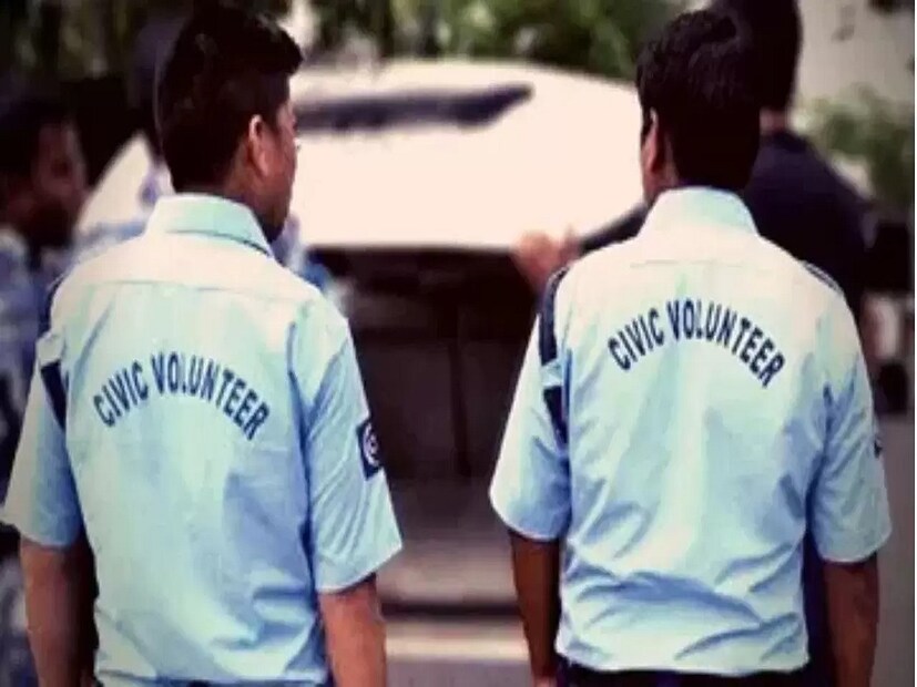 মুখোমুখি এই সংঘর্ষের ফলে ভেঙে চুরমার হয়ে যায় গাড়িটি। এর ফলে ৩ জন পুলিশকর্মী এবং তিনজন সিভিক ভলেন্টিয়ার, অর্থাৎ মোট ৬ জন আহত  হয়েছেন। প্রতীকী ছবি।