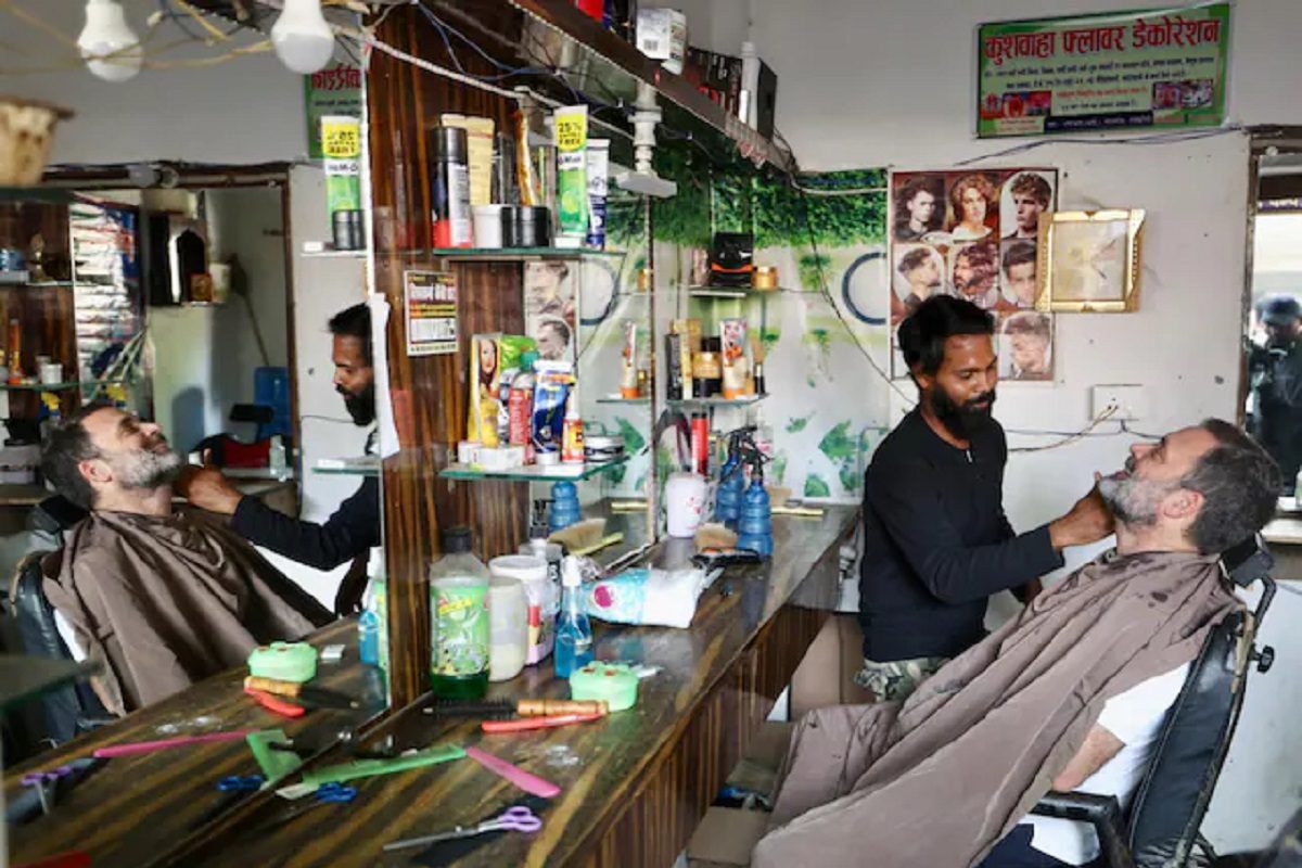 ভোট প্রচারে দাড়ি কেটেছিলেন, রায়বরেলির সেই ক্ষৌরকারকে কী উপহার দিলেন রাহুল গান্ ভোট প্রচারে দাড়ি কেটেছিলেন, রায়বরেলির সেই ক্ষৌরকারকে কী উপহার দিলেন রাহুল গান্