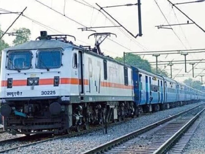 এই পাথরগুলিতে ব্যালাস্ট বলে। ট্রেন লাইনকে সঠিক জায়গায় থাকতে করে এই ট্র্যাক। দুটো ট্রেনলাইন সাধারণত স্লিপারের সাহায্যে জুড়ে থাকে। 
