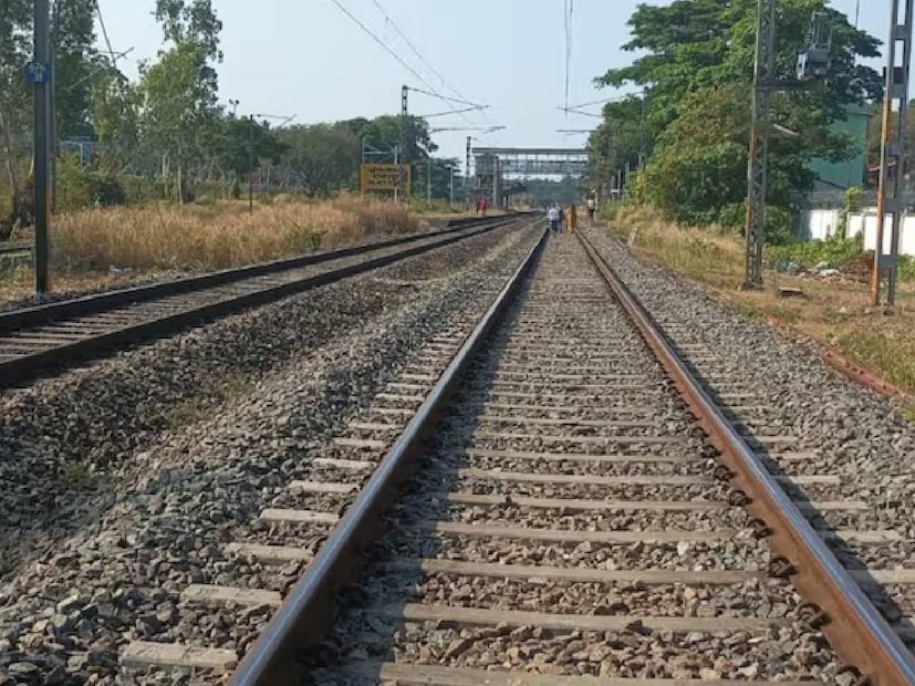 পাথরগুলি রাখার ফলে স্লিপার-সহ রেললাইনটি সঠিক জায়গায় থাকে। স্লিপারের যেখানে লাইন দুটোকে সমান্তরালে থাকতে সাহায্য করে, সেখানে ভারী পাথরগুলি ট্রেন লাইনে ছড়িয়ে থাকার ফলে লাইনগুলি সঠিক জায়গায় থাকে। 