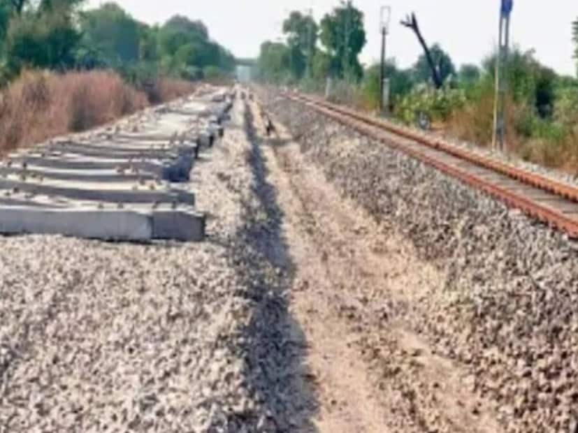 আগে ট্রেন লাইনে স্লিপার হিসাবে ব্যবহৃত হত কাঠ, এখন কংক্রিটের স্লিপার ব্যবহার করা হয়। 