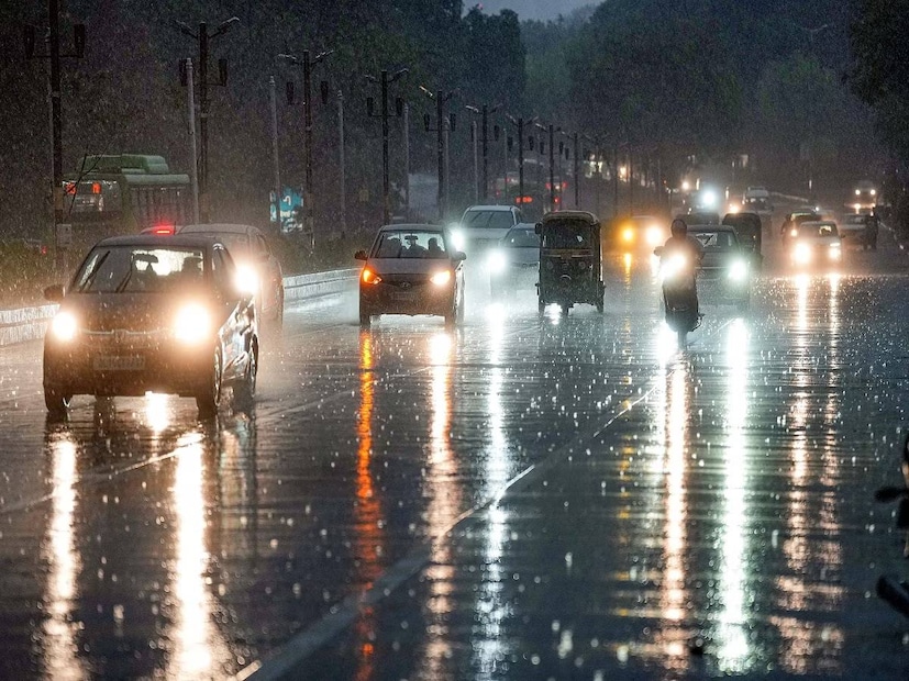 Latest Weather Forecast: বজ্রবিদ্যুৎ-সহ প্রবল বৃষ্টির সতর্কতা রাজ্যের ৫ জেলায়। আগামী এক থেকে দুই ঘণ্টায় বজ্রবিদ্যুৎ-সহ টানা বৃষ্টির সতর্কতা জারি করল আবহাওয়া দফতর। 