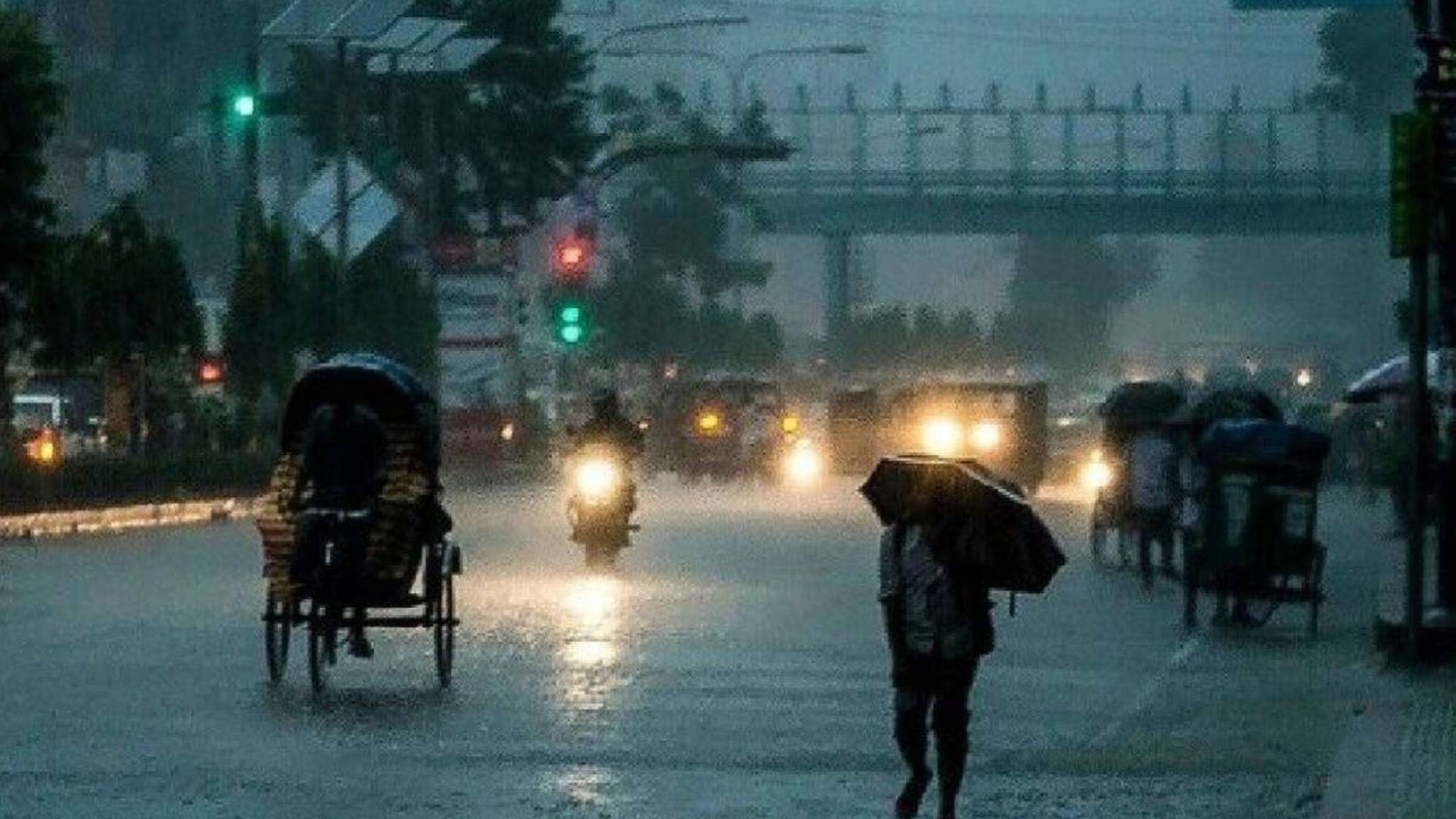 শক্তিশালী নিম্নচাপ, ৮ জেলায় ঝড়ের তাণ্ডব এবং বহু জেলায় প্রবল বৃষ্টির সম্ভাবনা