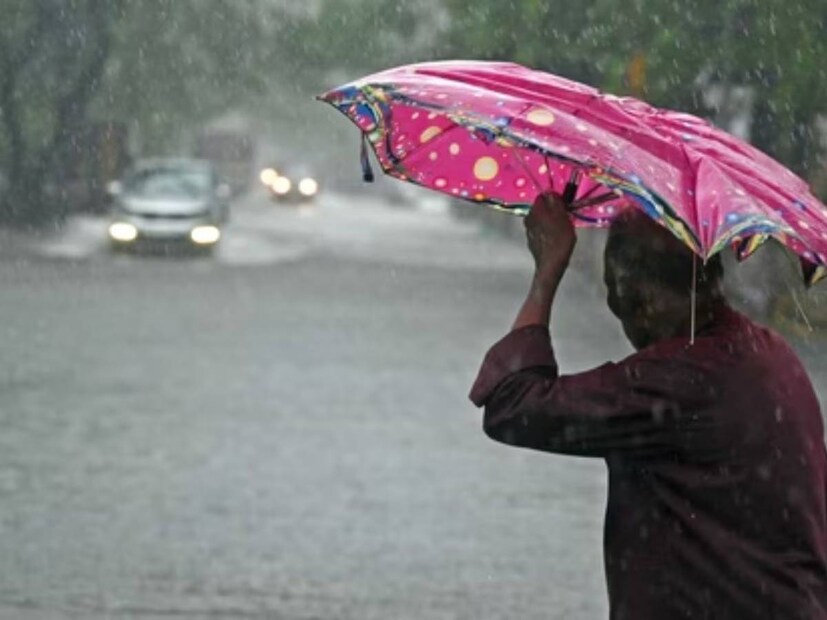এর মধ্যেই আবার নিম্নচাপের আশঙ্কা। আবারও দক্ষিণবঙ্গ জুড়ে বৃষ্টি। বেশ কয়েকটি জেলায় ভারী বৃষ্টির সম্ভাবনা। প্রতীকী ছবি।