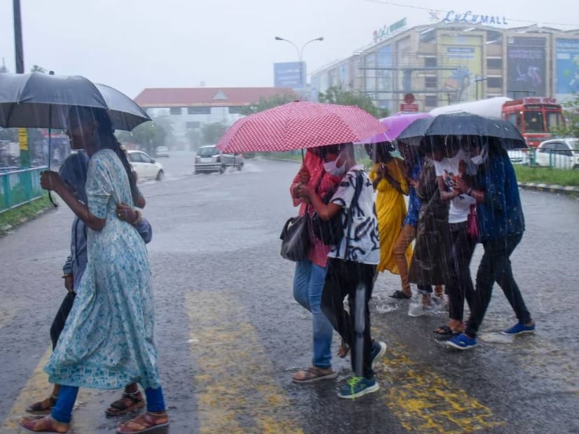 ভারী থেকে অতি ভারী বৃষ্টির কমলা সর্তকতা জারি করা হয়েছে পূর্ব-পশ্চিম বর্ধমান, ঝাড়গ্রাম, হুগলি, বীরভূম এবং পুরুলিয়া জেলায়। সেই সঙ্গে কলকাতা-সহ বাকি দক্ষিণবঙ্গের সব জেলাতেই ভারী বৃষ্টির সতর্কতা জারি করা হয়েছে।