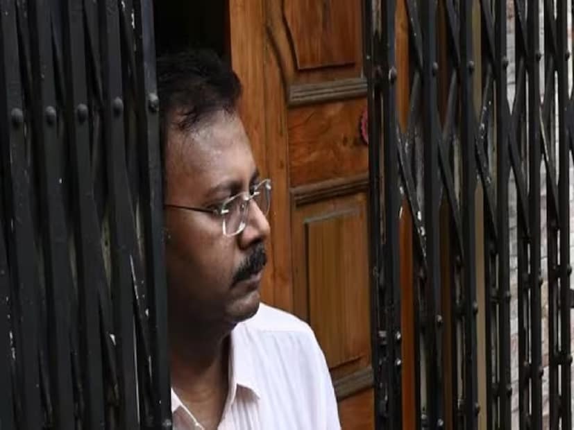 এহেন একাধিক তথ্য প্রমাণ হাতে এসেছে সিবিআইয়ের এমনটাও দাবি তদন্তকারী দলের। এদিকে, আরজি কর মেডিক্যাল কলেজ হাসপাতালের প্রাক্তন অধ্যক্ষ সন্দীপ ঘোষ অস্টিয়োআর্থ্রাইটিস রোগে আক্রান্ত বলে আদালতে জানিয়ে তাঁর সুচিকিৎসার বন্দোবস্তের আর্জি জানানো হয়েছে।