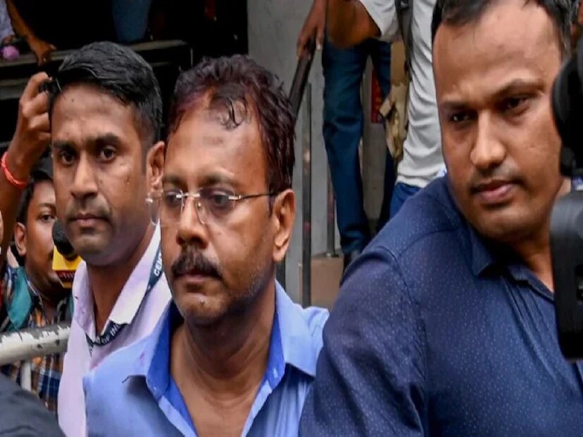 আরজি কর কাণ্ডে সঞ্জয় একা অভিযুক্ত কি না, তা নিয়েই প্রথম থেকে বিতর্ক চলছে৷ কলকাতা পুলিশের পর সিবিআই তদন্তেও এখনও পর্যন্ত এই ঘটনায় সঞ্জয় একা অভিযুক্ত বলেই এতদিন দাবি করা হয়েছে৷ তবে ধর্ষণ এবং খুনের ঘটনায় অন্য কেউ যুক্ত কি না, সেই খোঁজ যে এখনও চলছে, আদালতে সিবিআই-এর বক্তব্যে তা স্পষ্ট হয়ে গিয়েছে৷