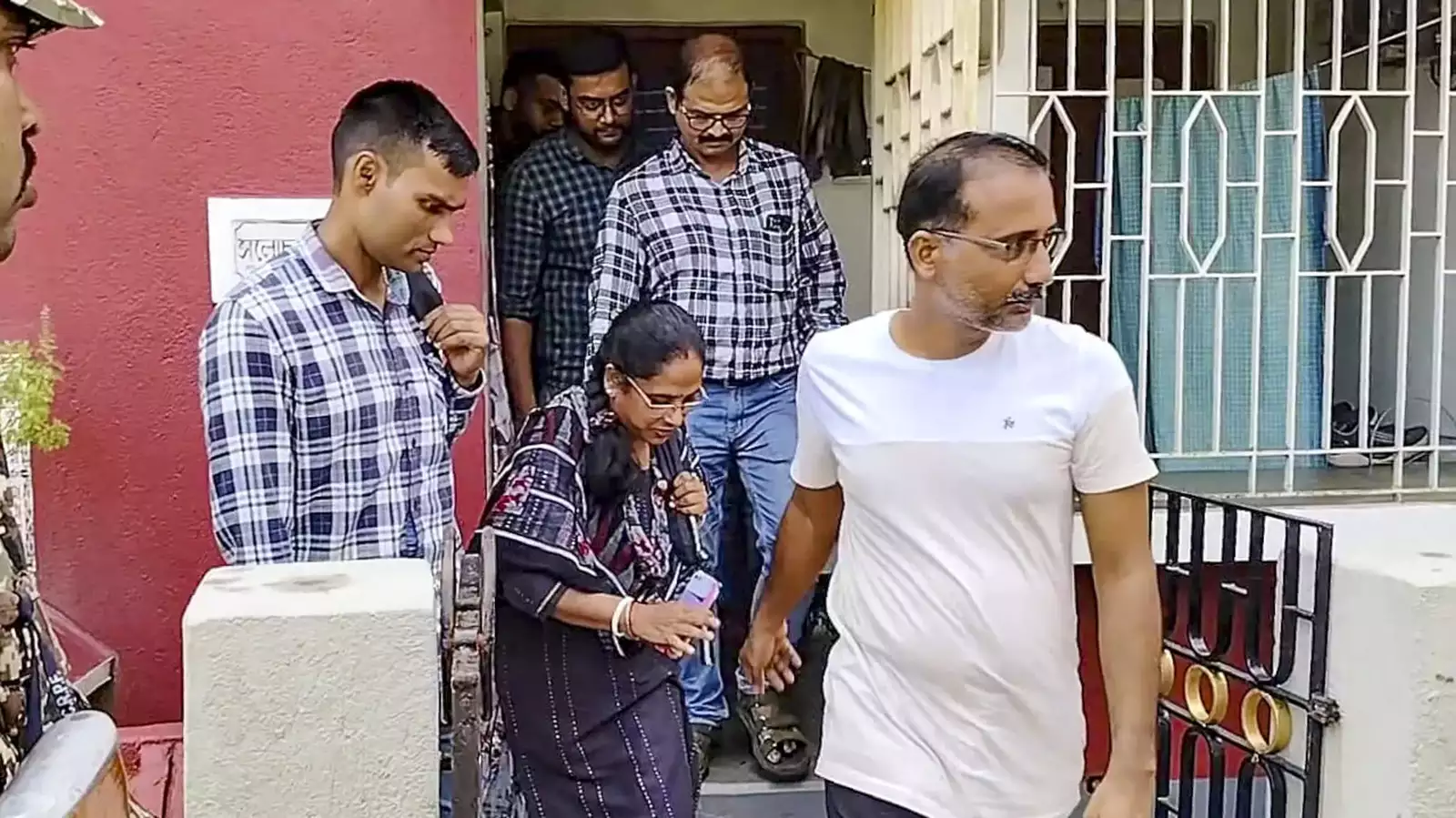 আর জি করে দুর্নীতি মামলায় ফের অ্যাকশনে ইডি। শহর জুড়ে ছয় ছয়টি জায়গায় হানা দিয়েছে ইডির টিম। পৌঁছয় একাধিক স্বাস্থ্য আধিকারিকের বাড়িতে।