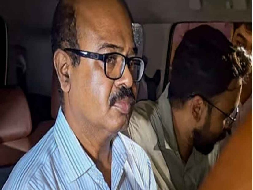 মঙ্গলবার সেই মেয়াদ শেষ হলে আদালতে পেশ করা হয়েছিল তাঁদের। সেখানে ফের তাঁদের তিনদিনের জন্যে হেফাজতে চায় সিবিআই। কিন্তু সিবিআইয়ের উদ্দেশ্যে আদালত বেশ কিছু প্রশ্নও করে। বিচারক সিবিআইয়ের উদ্দেশ্যে বলেন, এই দুজন খুন ও ধর্ষণের ষড়যন্ত্রের সঙ্গে যুক্ত? নাকি প্রমাণ সরানোর জন্য ষড়যন্ত্র? 