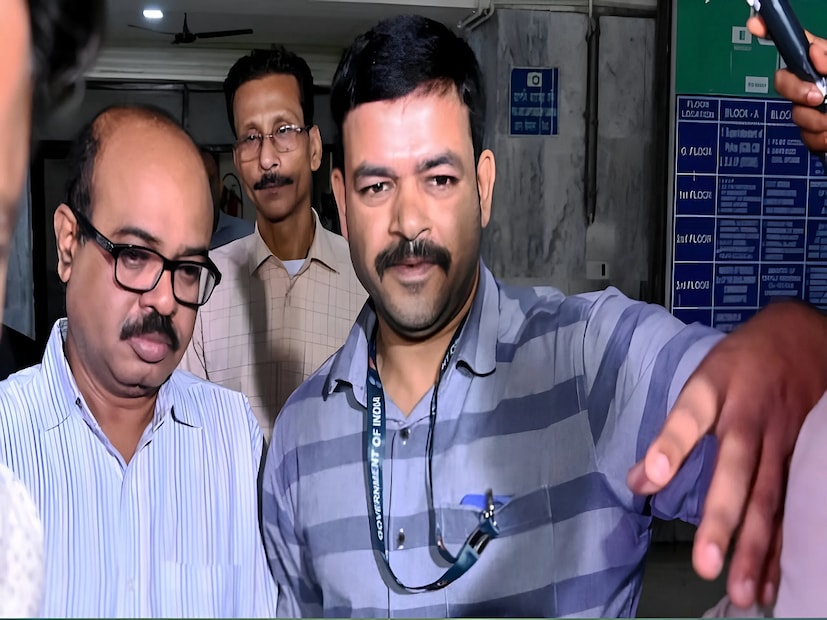 সিবিআই তখন জানায়, ''হতে পারে এই ঘটনার আগে কোনও ষড়যন্ত্র হয়েছে। সন্দীপ ঘোষ ইচ্ছাকৃতভাবে এফআইআর করতে দেয়নি। কিন্তু তাই বলে ওসি এফআইআর করবেন না কেন? কে আটকেছে? এটা ষড়যন্ত্র।'' বিচারক তখন ফের বলে, ''ধর্ষণ ও খুনের আগেই যদি এর ষড়যন্ত্র করে থাকে তাহলে সেটা সিরিয়াস কেস। এটার আলাদা এফআইআর করা উচিত।'' সিবিআই জানায়, ''আমরা এই বিষয়টা দেখছি। ৩ দিনের হেফাজতে চাইছি।'' এরপর সন্দীপ ঘোষ, অভিজিৎ মণ্ডলের ৩ দিনের সিবিআই হেফাজত মঞ্জুর করেন বিচারক। 