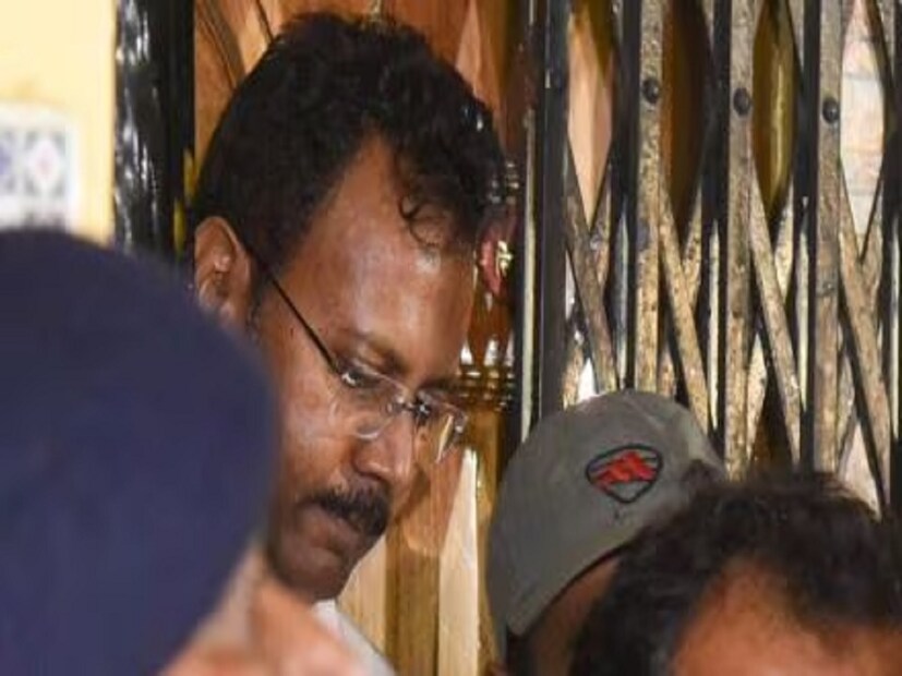 এরপর সিবিআই ২৮ অগাস্ট তাঁর বিরুদ্ধে এফআইআর করে। সন্দীপ ঘোষ ও তিন সংস্থা ( M/s ক্ষমা লাউহা, M/s এশান ক্যাফে, M/s মা তারা ট্রেডার্স নামে ) বিরুদ্ধে অভিযোগ করেন দেবল ঘোষ। তাঁর অভিযোগে টালা থানায় মামলা হয়। এই প্রেক্ষিতে সিবিআইয়ের প্রশ্নের সামনে বার জবাব দিতে না পারায় ও সন্দীপ ঘোষের উত্তরে একাধিক অসংগতি থাকায় তাঁকে গ্রেফতারের সিদ্ধান্ত নেয় সিবিআই-এর অ্যান্টি করাপশন ব্রাঞ্চ।