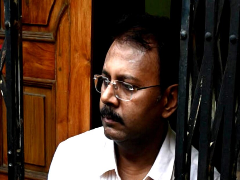 এরপরই সন্দীপের আইনজীবী বলেন, ''গ্রাউন্ড অফ অ্যারেস্ট এখনও আমরা জানি না। ষড়যন্ত্রতে যুক্ত বলে সিবিআই চালাচ্ছে। সিবিআইয়ের তরফে প্রয়োজন হলে জেরা করা হবে। সেই গ্রাউন্ড থেকে সন্দীপের জামিন আটকে থাকবে?'' 