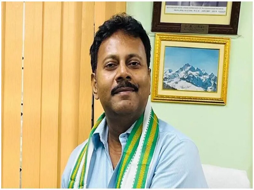 সিবিআইয়ের আইনজীবী পাল্টা এরপর বলেন, ''সঞ্জয়ের বিরুদ্ধে বায়োলজিকাল এভিডেন্স মেলে। ঘটনাস্থলে প্রমাণ মিলেছে। ৬০ দিনের আগে চার্জশিট দেওয়া হয়েছে। সন্দীপ অধ্যক্ষ ছিলেন। অভিজিৎ সেখানে ওসি ছিলেন। সন্দীপ ও অভিজিৎ একে অপরকে চেনেন। কথা হয়েছিল। আমরা সেটাই দেখছি যে ষড়যন্ত্রতে পূর্ব পরিকল্পিত ভাবে যুক্ত ছিল কিনা। আমরা এরকম বলিনি যে চার্জাশিট মানে তদন্ত শেষ। আমরা প্রাথমিক ভাবে  সঞ্জয়ের মূল কেসে প্রত্যক্ষ ভাবে যুক্ত থাকার বিষয় জানিয়েছি চার্জশিটে।'' 