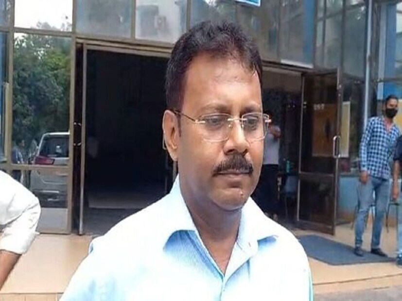সূত্রের খবর, প্রেসিডেন্সি সংশোধনাগারে সন্দীপ ঘোষ সেলে আসার পর নজরদারি অনেকটাই বাড়ানো হয়েছে। বেশ কয়েকটি সিসি ক্যামেরা লাগানো হয়েছে। তাঁর সেলের সামনে মোতায়েন করা হয়েছে দু’‌জন কারারক্ষীকেও। আরও জানতে পারা গিয়েছে, সকাল বিকেল স্বাস্থ্য পরীক্ষা হয়েছে সন্দীপের। 