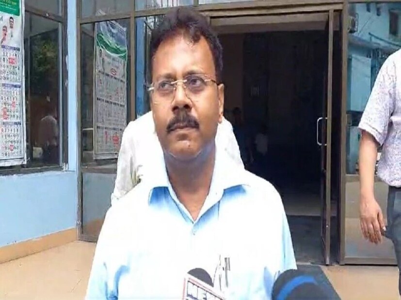 সন্দীপ ঘোষের সঙ্গে গ্রেফতার হওয়া বাকি তিনজনকে অবশ্য রাখা হয়েছে প্রেসিডেন্সি জেলের ২৩/৪৪ নম্বর ওয়ার্ডে। আরজি কর হাসপাতালের প্রাক্তন ডেপুটি সুপার আখতার আলি সন্দীপ ঘোষের বিরুদ্ধে চিকিৎসার জৈব বর্জ্য দুর্নীতি, সরকারি টাকা নয়ছয়, নির্মাণের জন্য আইন ভেঙে ঠিকাদার নিয়োগ–সহ নানা আর্থিক কেলেঙ্কারির অভিযোগ এনেছেন।