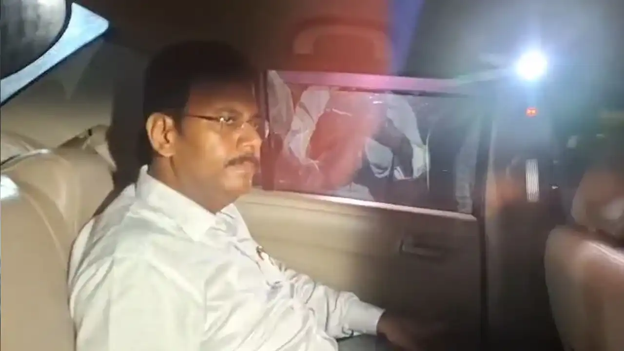 আরজি কর দুর্নীতি মামলায় সিবিআইয়ের তদন্তকারী আধিকারিককে ভর্ৎসনা আদালতের। ২৮ জানুয়ারি রাজ&#x200d;্য সরকারের কাছ থেকে কগনিজেন্স নেওয়ার অনুমোদন এসেছে, কেন দু’দিন পর আদালতে এলে কগনিজেন্সের আবেদন ও সরকারি অনুমোদনের কথা বলছে সিবিআই? এই প্রশ্ন তুলে সিবিআইকে তুলোধনা করে আদালত।