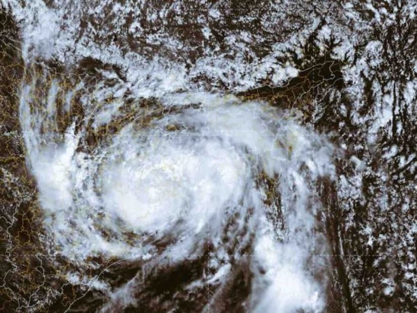 পুজোর মধ্যেই আবার নিম্নচাপ! আন্দামান সাগরে ঘূর্ণাবর্ত ঘনীভূত হবে ৩০ সেপ্টেম্বর। এর প্রভাবে মধ্য এবং উত্তর বঙ্গোপসাগর এলাকায় একটি নিম্নচাপ তৈরি সম্ভাবনা ১ অক্টোবর, অর্থাৎ নবমীর দিন। 