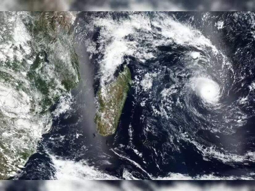 জম্মু ও কাশ্মীর এবং হিমাচল প্রদেশের পাহাড়ি রাজ্যে তুষারপাতের ফলে সমতল ভূমিতে তীব্র ঠান্ডা পড়ছে। ভারতীয় আবহাওয়া বিভাগ (আইএমডি) ১২ জানুয়ারির মধ্যে একটি পশ্চিমী ঝঞ্ঝা এবং একটি ঘূর্ণাবর্ত সঞ্চালন সক্রিয় হওয়ার পূর্বাভাস দিয়েছে।