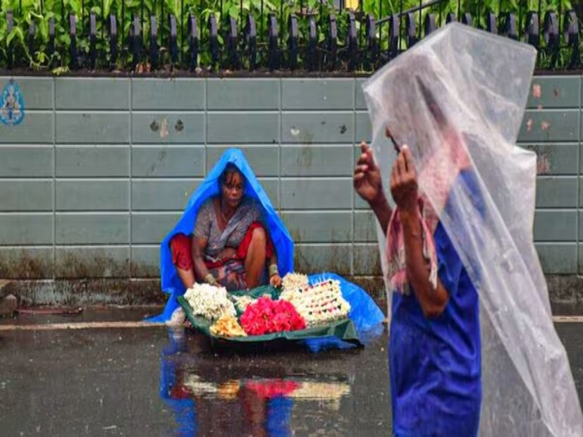 রাজধানী দিল্লিতে শনিবার রাতে এই মরসুমের সর্বনিম্ন তাপমাত্রা রেকর্ড করা হয়েছিল ১১ ডিগ্রি সেলসিয়াস। আবহাওয়া দফতর জানিয়েছে, আগামী ৪ থেকে ৫ দিনের মধ্যে মধ্য ও উত্তর-পশ্চিম ভারতে সর্বনিম্ন তাপমাত্রা ২ থেকে ৩ ডিগ্রি, পূর্ব ভারতে আগামী দু’দিনে, পশ্চিম ভারতে ২ থেকে ৩ ডিগ্রি কমবে তাপমাত্রা।