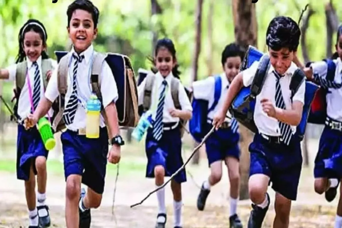 অক্টোবর 2024-এ সরকারি ছুটি: সেপ্টেম্বর মাস থেকেই যেন ছুটি ছুটি মরশুম স্কুলগুলিতে। হাফ ইয়ার্লি পরীক্ষা শেষ হতেই শুরু হয়ে গিয়েছে বড় ছুটির দিন গোনার পালা। কারণ অক্টোবর হল সেই মাস, যে মাসে শুরু থেকেই উৎসব আর ছুটির সুখবর। পড়ুয়ারা তাই মুখিয়ে থাকে এই মাসটির অপেক্ষায়।
