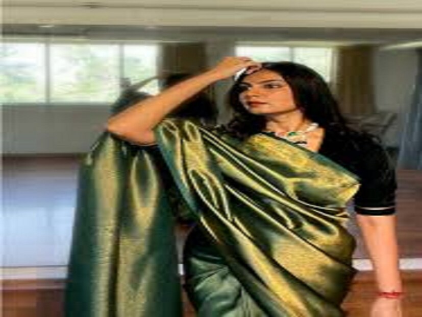 কিন্তু, আপনার এই প্রিয় দামি শাড়িতে যদি সস, চাটনি বা আচার লেগে যায় তাহলেই মাথায় হাত। সিল্কের শাড়িতে এই জেদি দাগ তুলতে রীতিমত কালঘাম ছুটে যায়। কিন্তু যদি আপনি কিছু জিনিস মাথায় রাখেন তাহলেই এই দাগ সহজেই তুলে নিতে পারবেন। দেখে নেওয়া যাক কী কী উপায় আছে দাগ তুলে নেওয়ার-