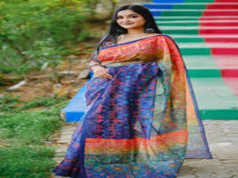 হালকা ডিটারজেন্ট ব্যবহার- যদি আপনি সিল্কের শাড়ি ধুয়ে পরিষ্কার করেন, সেক্ষেত্রে হালকা বা মৃদু ডিটারজেন্ট ব্যবহার করাই সবথেকে নিরাপদ। ডিটারজেন্ট জলে গুলে তা দাগের জায়গায় ঘষতে হবে। শ্যাম্পুও ব্যবহার করতে পারেন।