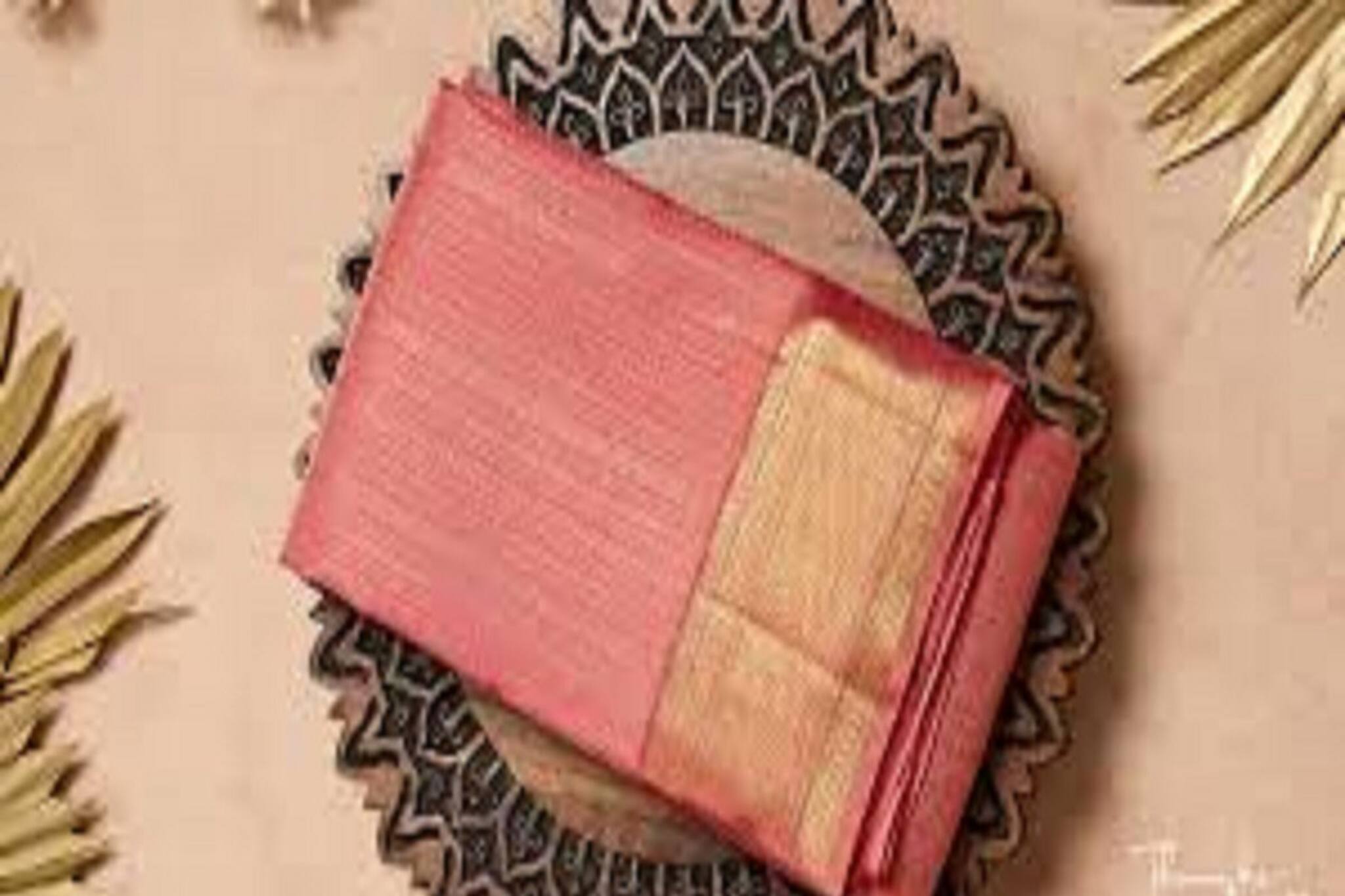 প্রিয় সিল্ক শাড়িতে জেদি দাগ উঠছেই না? এই কয়েকটি জিনিসেই হবে কামাল! জেনে নিন...