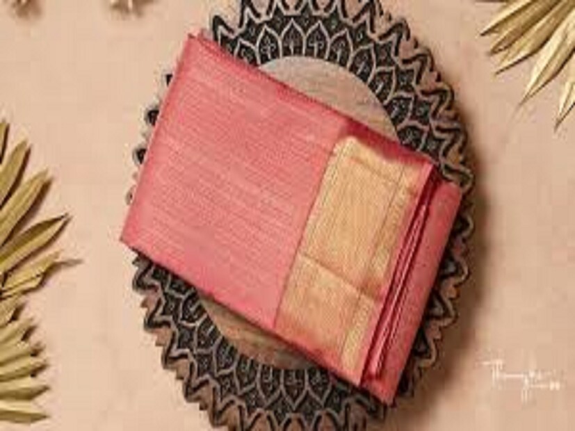 কোটা সিল্কএর অসাধারণ বুনন ও নকশা একে অসাধারণ করে তুলেছে৷ এর হালকা ওজনের ফলে একে বেশ আরামদায়ক করে তুলেছে