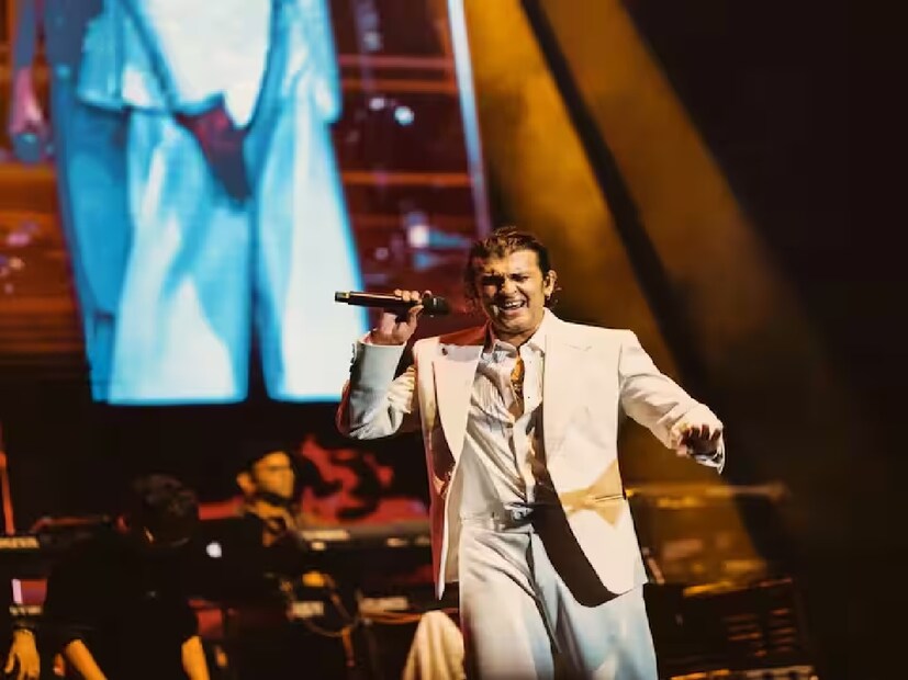 ‘ইয়ে দিল দিওয়ানা’ গানটিকে অন্যভাবে ফুটিয়ে তুলতে চেয়েছিলেন সুভাষ ঘাই। তিনি চেয়েছিলেন, অন্য গানগুলোর থেকে এই গানটা যেন আলাদা হয়। 