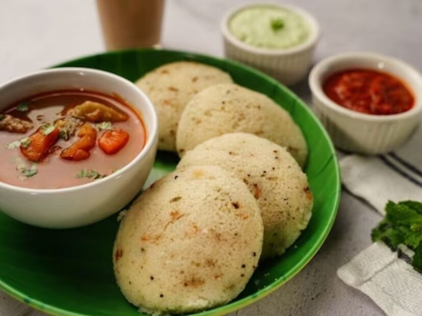 এই খাবারে ক্যালোরি খুব কম থাকে। কিন্তু ফাইবার বেশি থাকায়, পেট বেশিক্ষণ ভরে থাকে। ফলে ওজন নিয়ন্ত্রণে থাকে। 